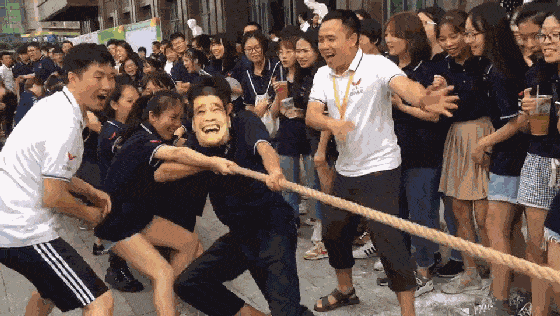 来看看这些拔河选手用丰富的表情让对手崩溃的～ 以上图片博各位一笑