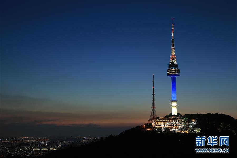 韩国首尔:地标建筑亮蓝灯致敬抗疫人员