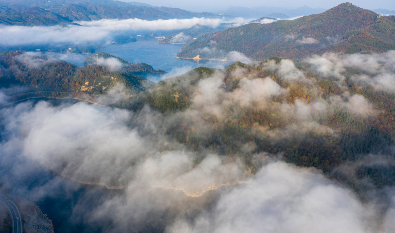 工人日报|安徽霍山：鸟瞰屋脊山 云雾飘渺似仙境