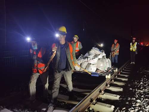 工人日报学习强国中国网奋战在天窗点的中铁七局中兰铁路建设者