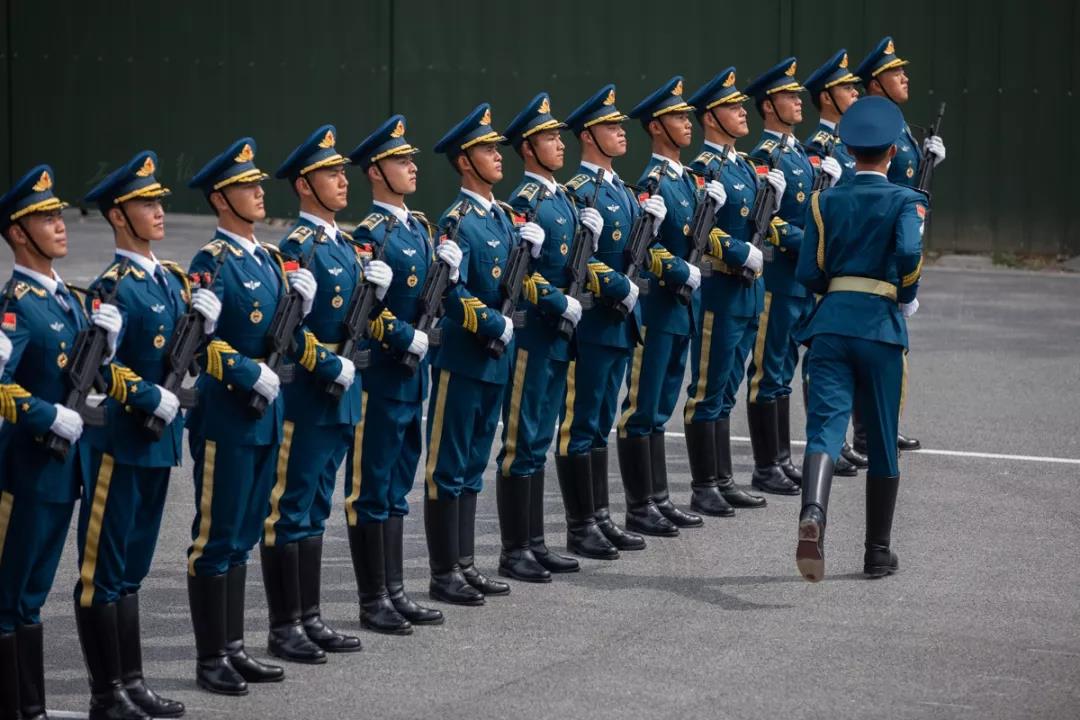训练中的仪仗方队空军战士.此次阅兵中,徒步方队的男性身高普遍在1.