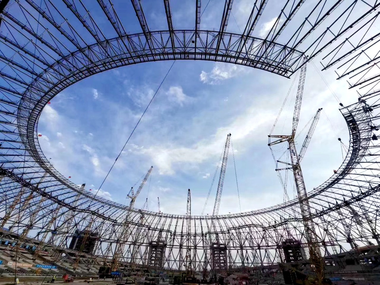 3月31日,由中建二局安装公司建设的东安湖体育公园体育场钢结构主体