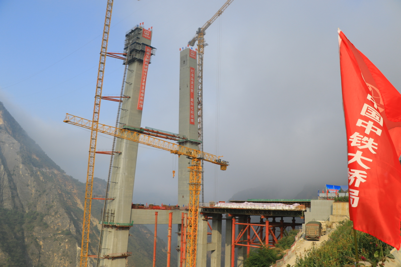 世界最大跨度单塔单跨悬索桥主塔封顶