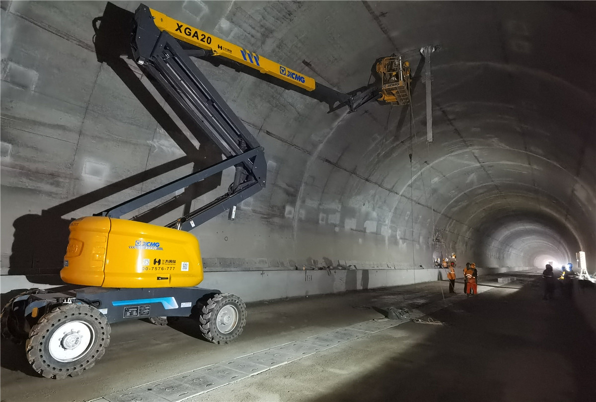 南崇铁路接触网专业全面进入隧道吊柱安装阶段