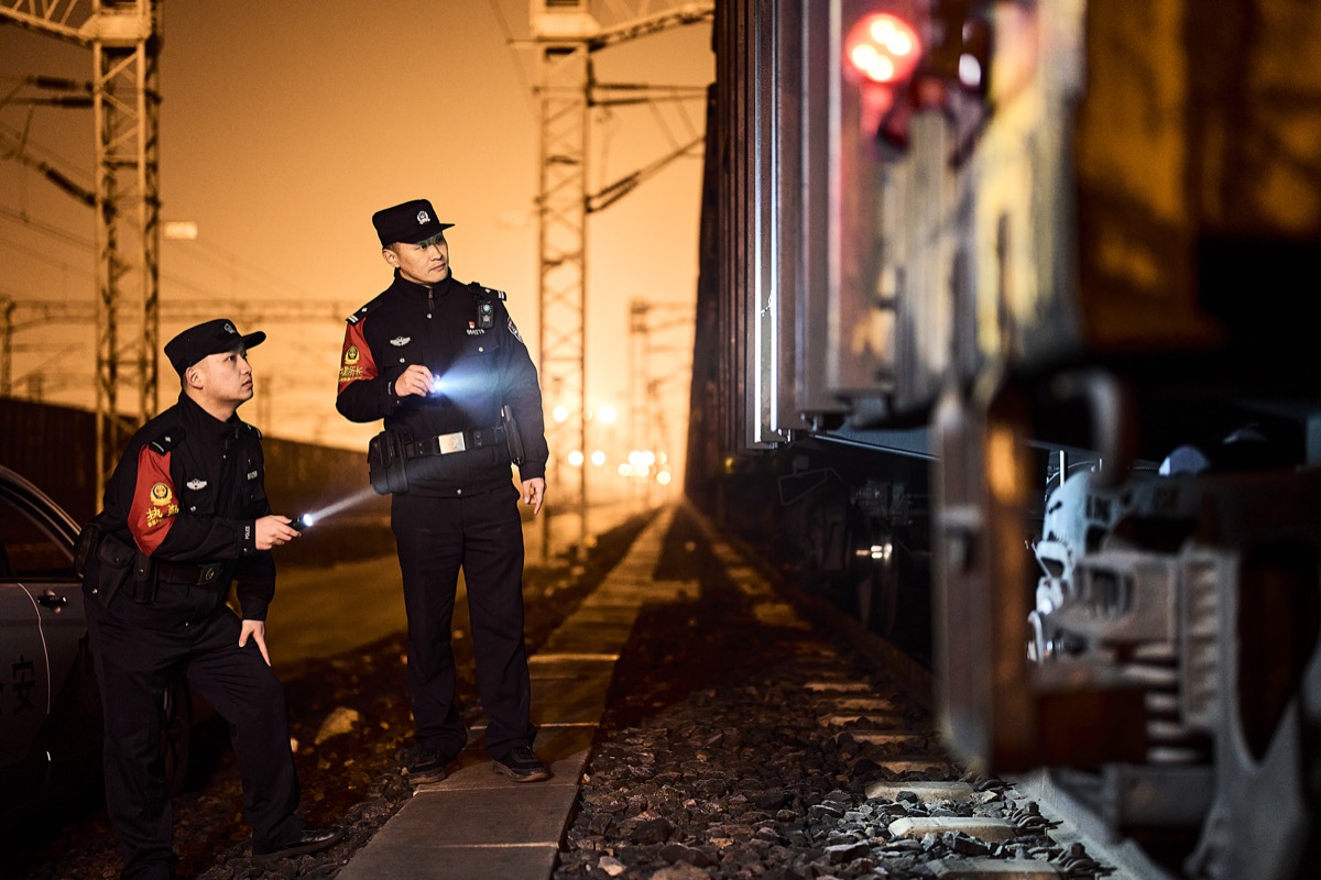 重载铁警守护民生温度