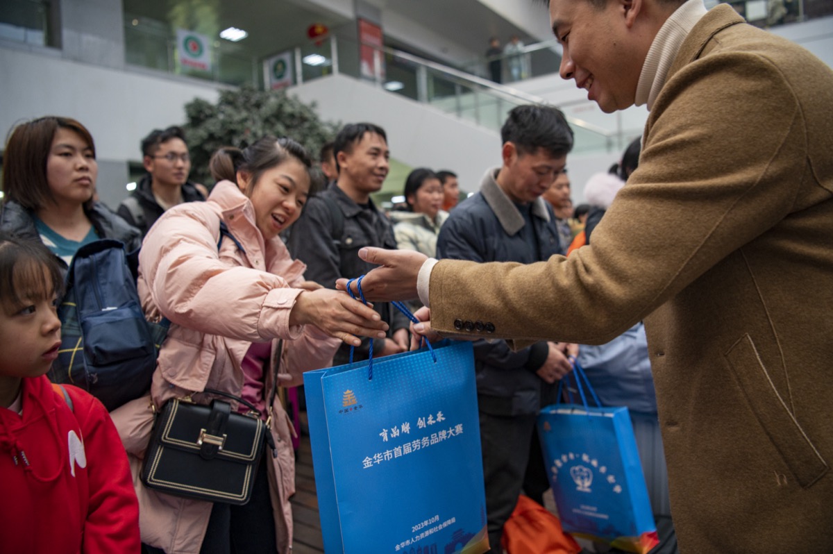 返岗专列开心回家