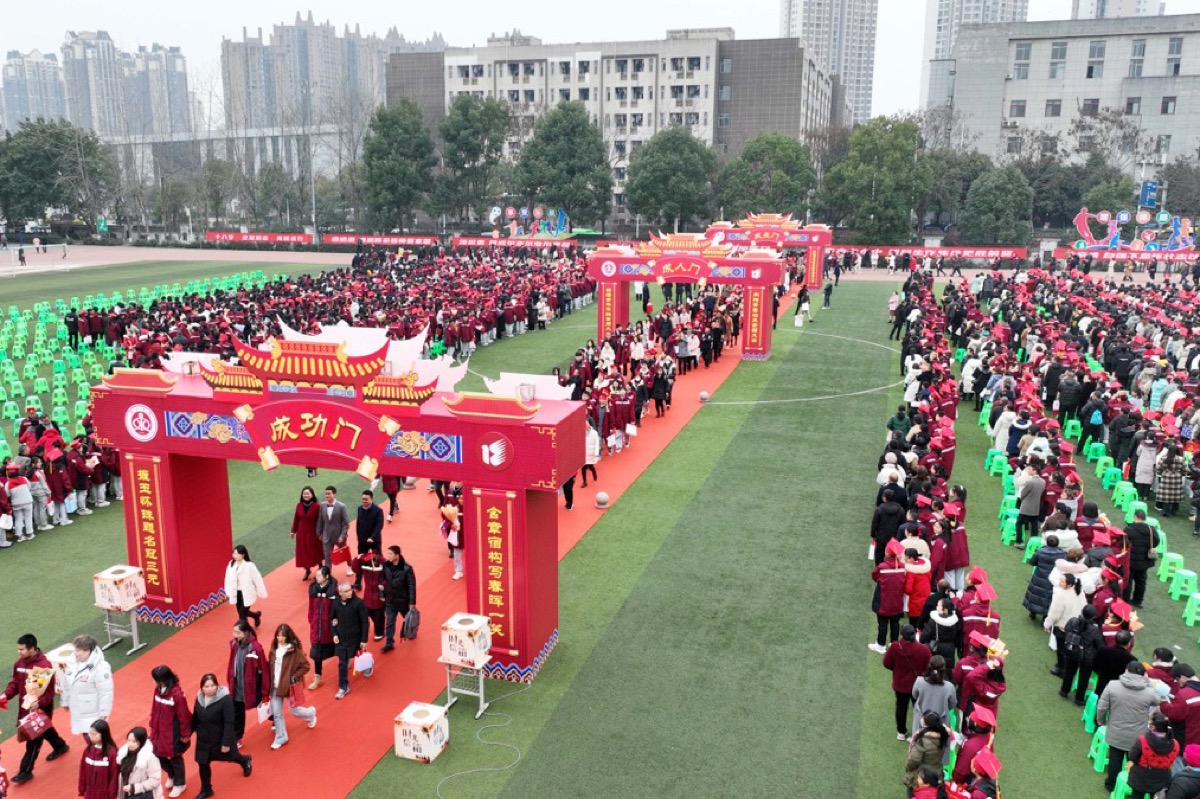 2月28日,学生们在家长的陪伴下走过成长门,成人门,成功门.