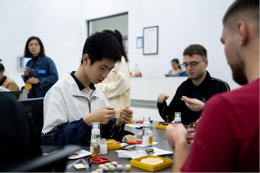 "德国兰茨胡特职业高等中学的arseda笑着向大家展示她做的掐丝珐琅