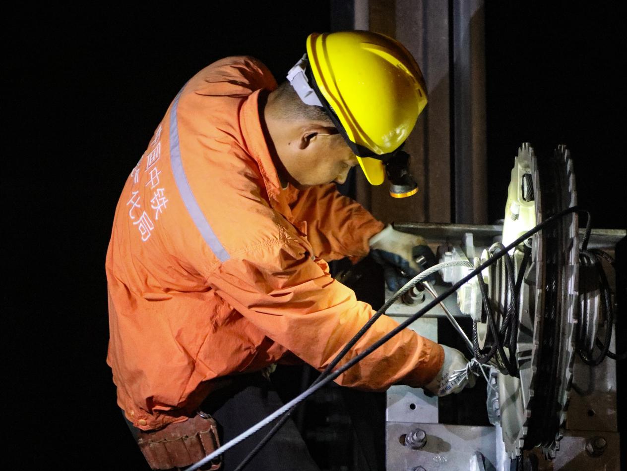 杭温高铁接触网全线贯通--工人日报客户端