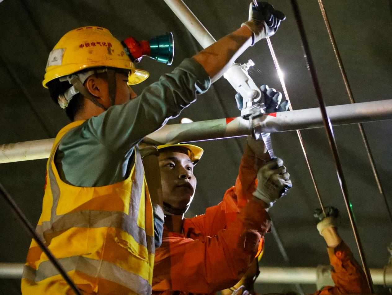 杭温高铁接触网全线贯通--工人日报客户端