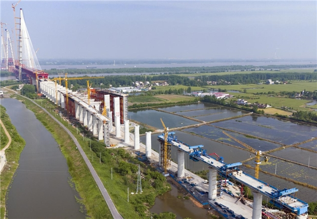 巢马城际铁路江北段架梁通道贯通