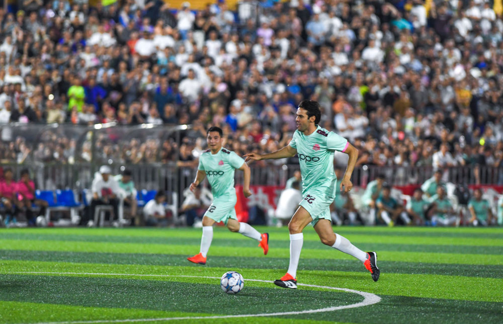 新华社记者 杨文斌 摄"在乌干达,足球也是一项大众运动,大家以球会友