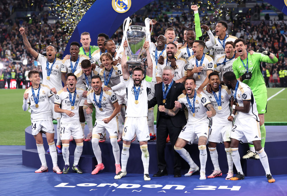 69696月1日,皇家马德里队在颁奖仪式上庆祝.