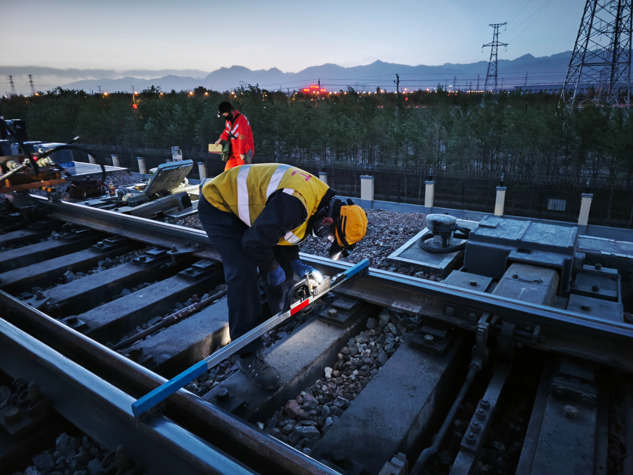 夜晚为铁路"强筋壮骨"