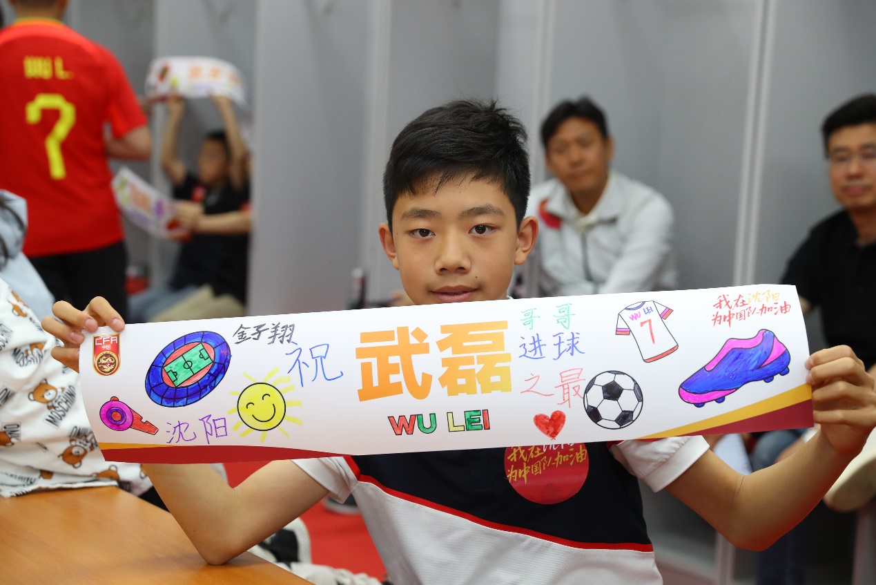 武磊,王上源,王大雷等球员,纷纷驻足脚步,耐心为孩子们签名;高准翼则