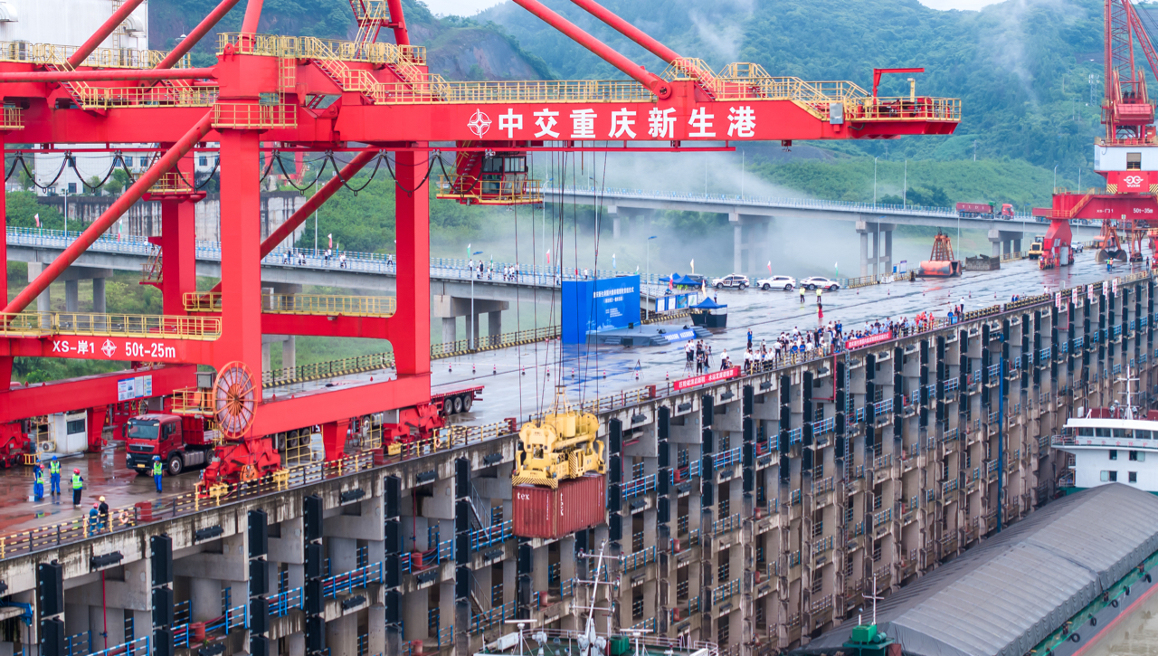 重庆新生港国内集装箱班轮成功首航